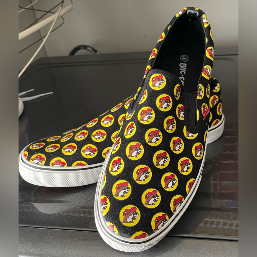 NWOT Men’s Buc-ees slip on shoes